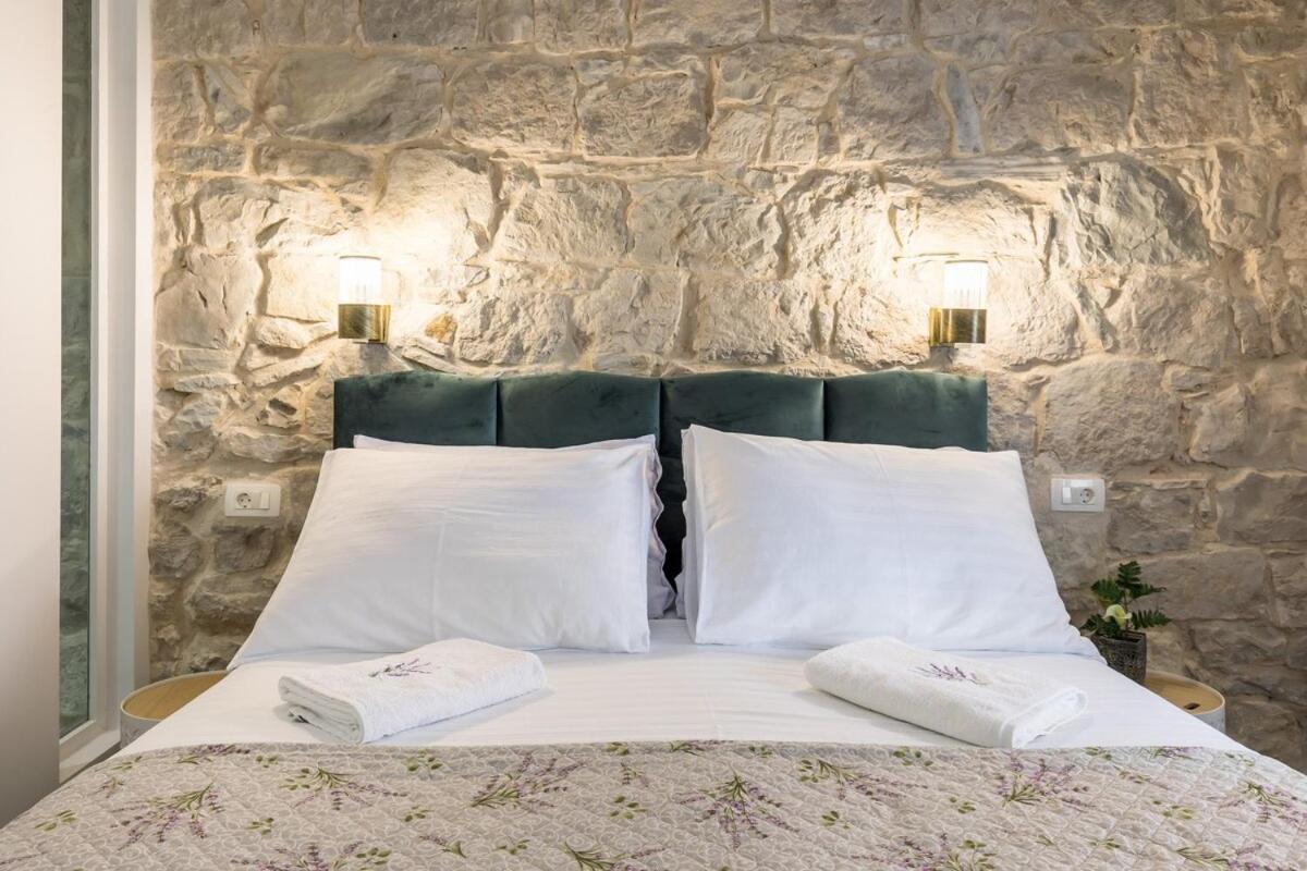 Bonbon Old Town Private En-Suite Room Split Buitenkant foto
